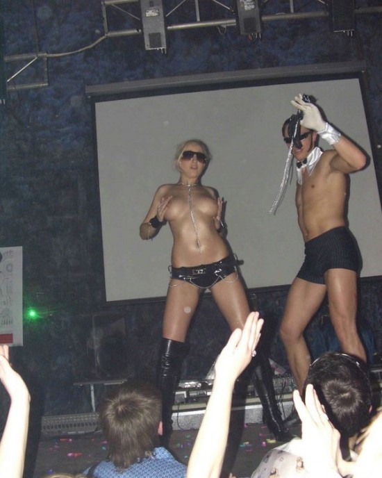 Белокурая туристка разделась на палубе яхты 24 фото Белокурая туристка разделась на палубе яхты 24 фото