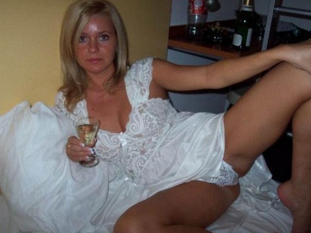 Разведенки ищут мужей, показывая большие попы и сиськи на камеру 10 фото Разведенки ищут мужей, показывая большие попы и сиськи на камеру 10 фото