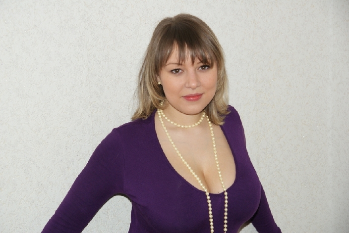 Баба в длинных бусах разделась и хвастает натуральными грудями 2 фото Баба в длинных бусах разделась и хвастает натуральными грудями 2 фото