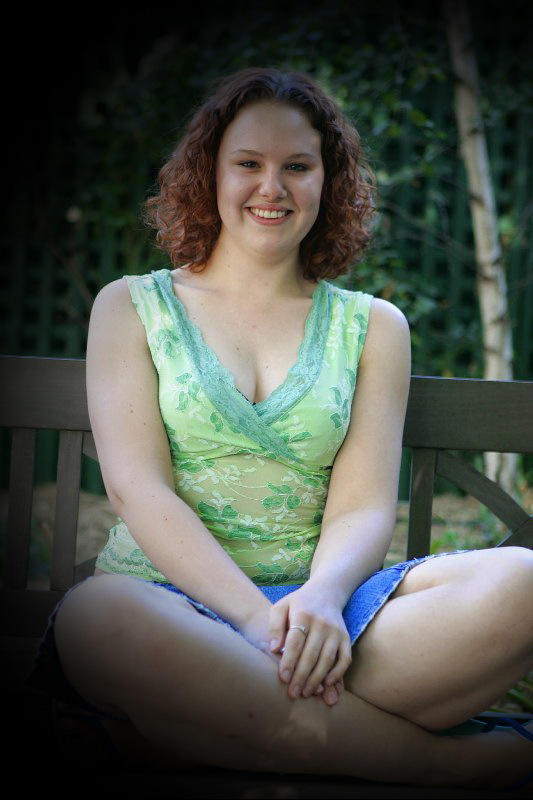 Деревенская девушка с рыжими волосами раздевается на крыше дома 2 фото Деревенская девушка с рыжими волосами раздевается на крыше дома 2 фото