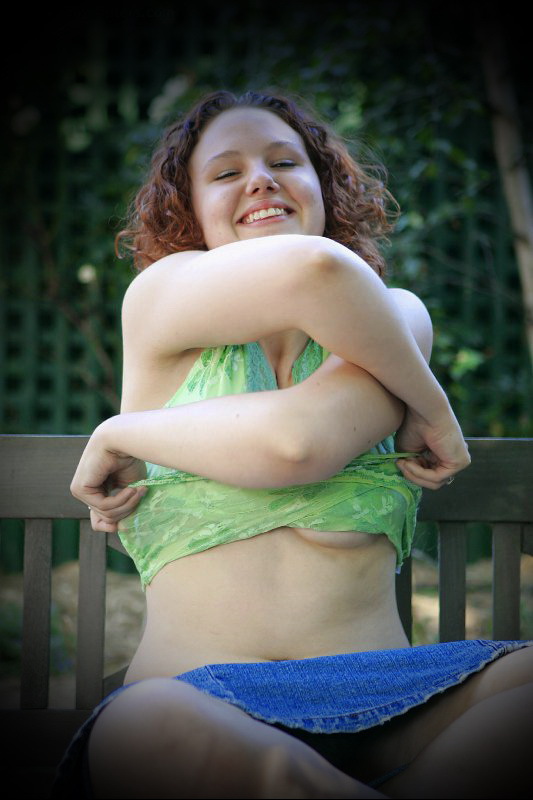 Деревенская девушка с рыжими волосами раздевается на крыше дома 3 фото Деревенская девушка с рыжими волосами раздевается на крыше дома 3 фото