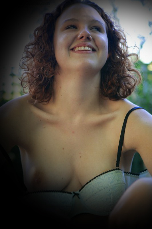 Деревенская девушка с рыжими волосами раздевается на крыше дома 6 фото Деревенская девушка с рыжими волосами раздевается на крыше дома 6 фото