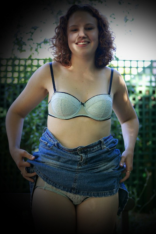 Деревенская девушка с рыжими волосами раздевается на крыше дома 4 фото Деревенская девушка с рыжими волосами раздевается на крыше дома 4 фото