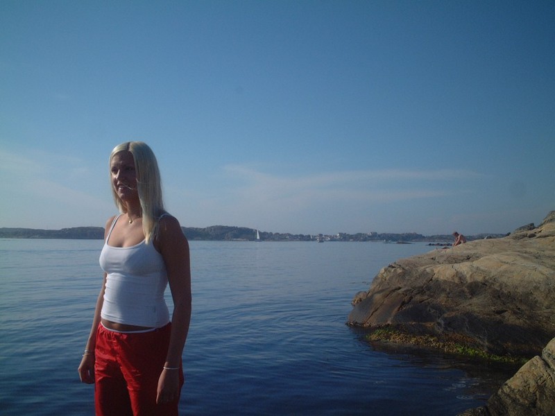 Блонду отодрали прямо на веранде 2 фото Блонду отодрали прямо на веранде 2 фото