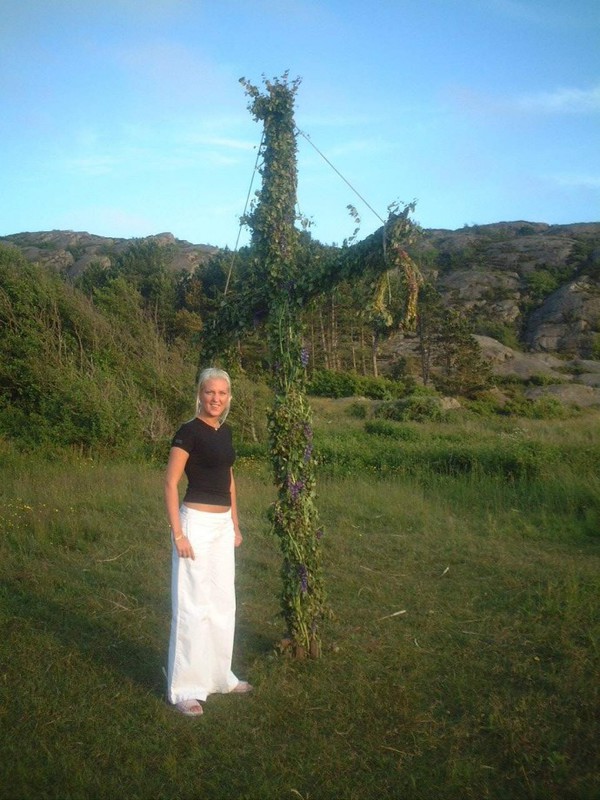 Блонду отодрали прямо на веранде 3 фото Блонду отодрали прямо на веранде 3 фото