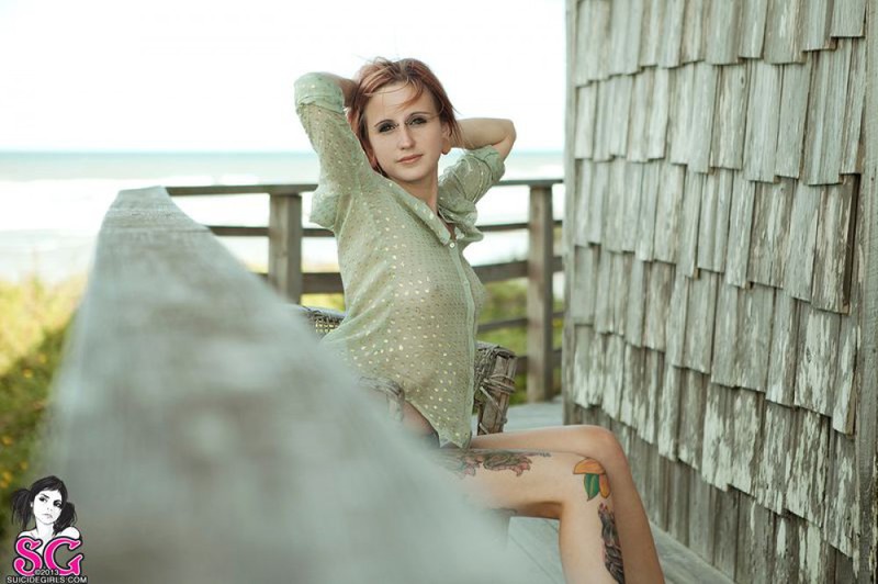 Татуированная чика позирует и дышит свежим воздухом 15 фото Татуированная чика позирует и дышит свежим воздухом 15 фото