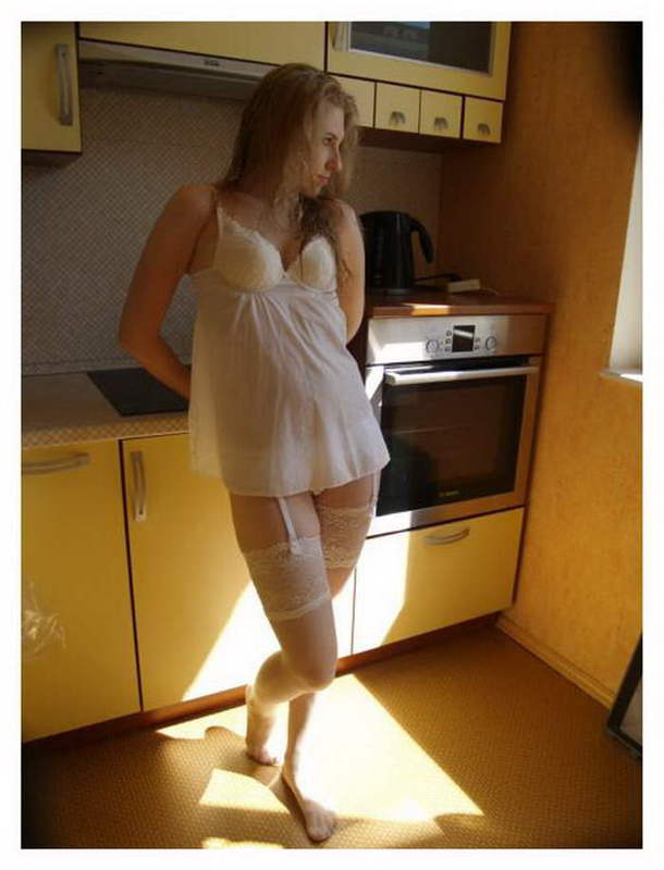 Красивая славянка в нижнем белье позирует дома 4 фото Красивая славянка в нижнем белье позирует дома 4 фото