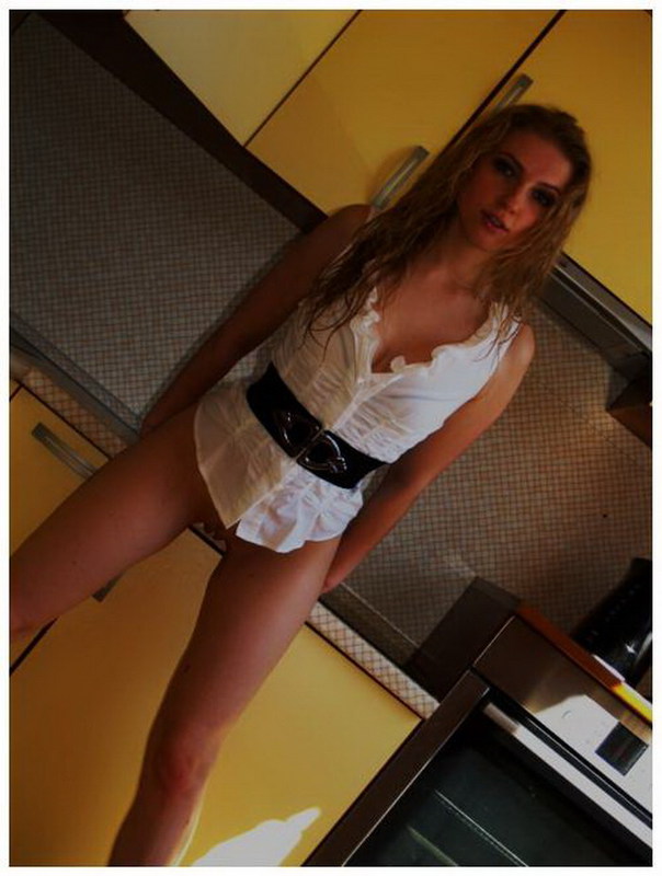 Красивая славянка в нижнем белье позирует дома 1 фото Красивая славянка в нижнем белье позирует дома 1 фото