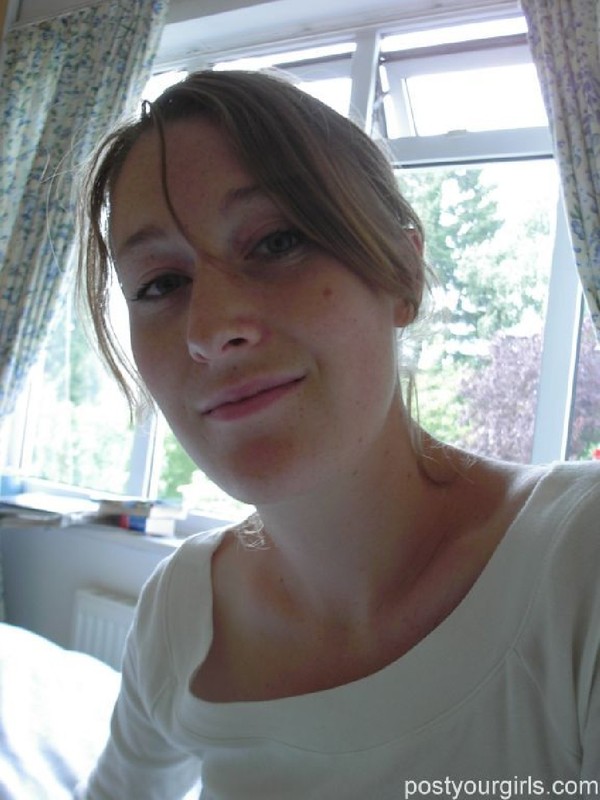 Секретарша оголяет натуральные груди перед уходом на работу 1 фото Секретарша оголяет натуральные груди перед уходом на работу 1 фото