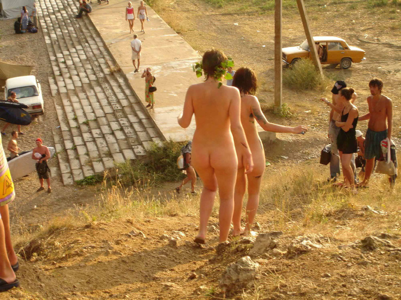 Нудисты отдыхают и шалят на диком пляже 20 фото Нудисты отдыхают и шалят на диком пляже 20 фото