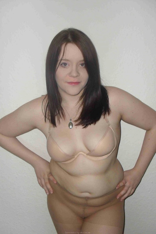 Толстозадая брюнетка демонстрирует сочное тело в комнате и ванной 10 фото Толстозадая брюнетка демонстрирует сочное тело в комнате и ванной 10 фото