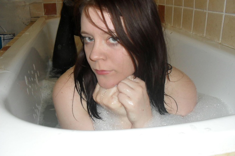 Толстозадая брюнетка демонстрирует сочное тело в комнате и ванной 9 фото Толстозадая брюнетка демонстрирует сочное тело в комнате и ванной 9 фото