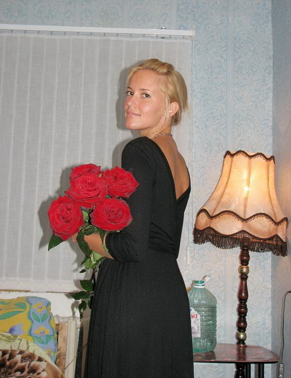 Одинокая домохозяйка ублажает себя на кровати 1 фото Одинокая домохозяйка ублажает себя на кровати 1 фото