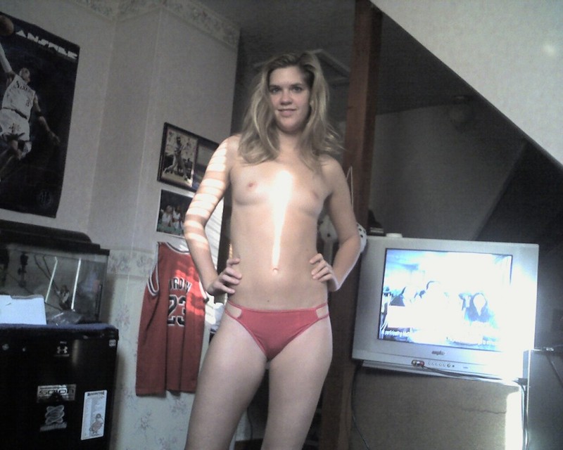 Спортивная телка развлекает парня со стояком на камеру телефона 14 фото Спортивная телка развлекает парня со стояком на камеру телефона 14 фото