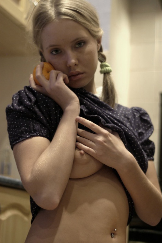 Молодая блондинка с косичками позирует на кухне 10 фото Молодая блондинка с косичками позирует на кухне 10 фото