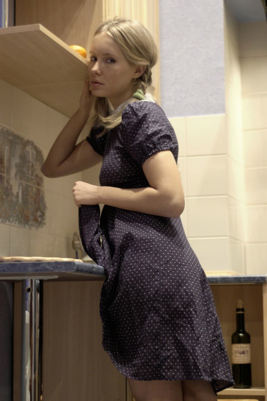 Молодая блондинка с косичками позирует на кухне 6 фото Молодая блондинка с косичками позирует на кухне 6 фото