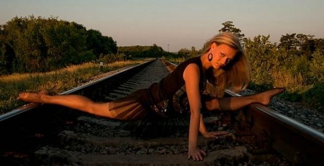 Парни фотографируют гибких подружек дома и на улице 15 фото Парни фотографируют гибких подружек дома и на улице 15 фото