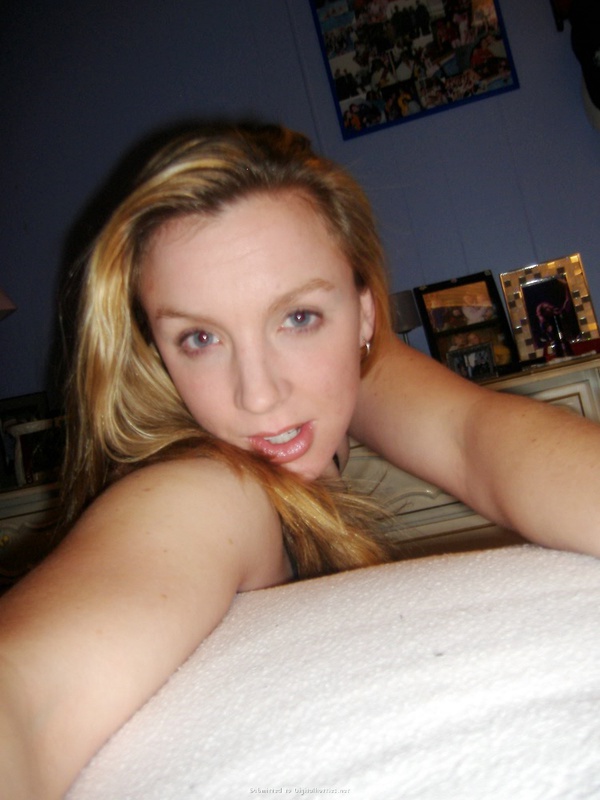 Русская пошлячка оголила натуральную грудь 8 фото Русская пошлячка оголила натуральную грудь 8 фото