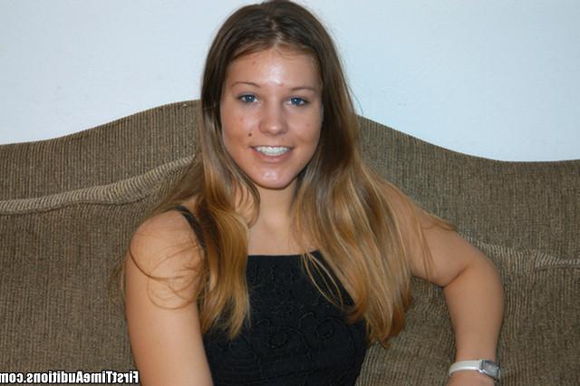 Молодая цыпочка с упругой попкой возбуждает хахаля минетом 1 фото Молодая цыпочка с упругой попкой возбуждает хахаля минетом 1 фото