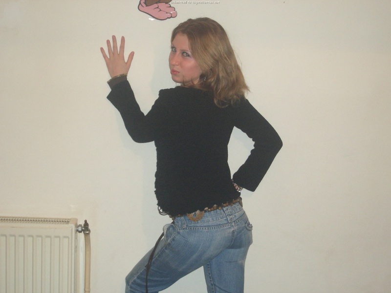 Русская баба из 90ых с большой попой позирует на камеру 1 фото Русская баба из 90ых с большой попой позирует на камеру 1 фото