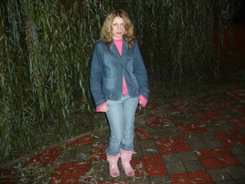 Русская баба из 90ых с большой попой позирует на камеру 15 фото Русская баба из 90ых с большой попой позирует на камеру 15 фото