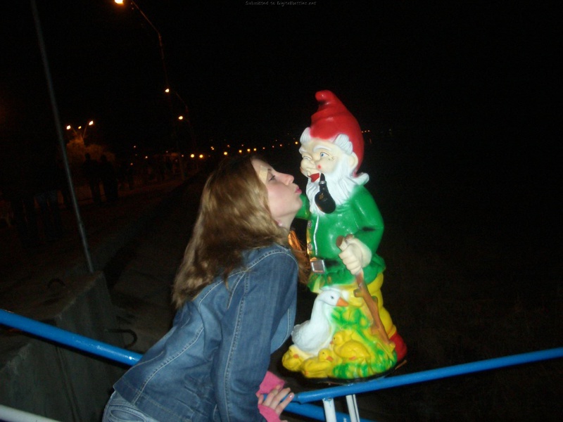 Русская баба из 90ых с большой попой позирует на камеру 16 фото Русская баба из 90ых с большой попой позирует на камеру 16 фото