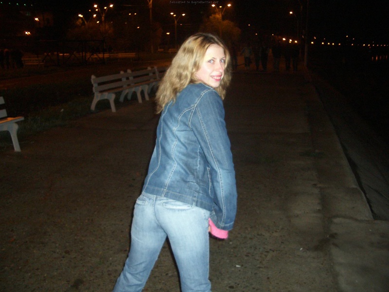 Русская баба из 90ых с большой попой позирует на камеру 17 фото Русская баба из 90ых с большой попой позирует на камеру 17 фото