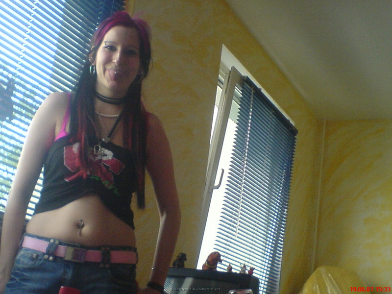 Неформалка с разноцветными волосами показала киску с пирсингом 3 фото Неформалка с разноцветными волосами показала киску с пирсингом 3 фото