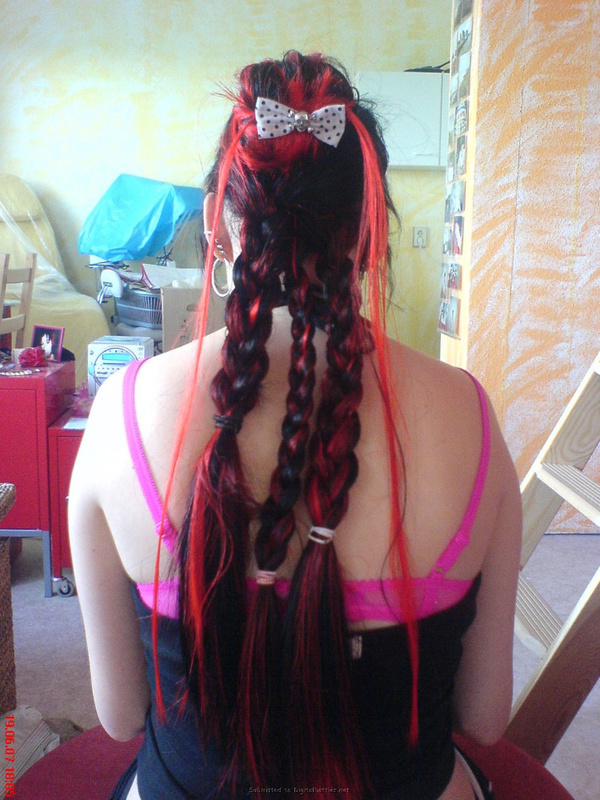 Неформалка с разноцветными волосами показала киску с пирсингом 8 фото Неформалка с разноцветными волосами показала киску с пирсингом 8 фото