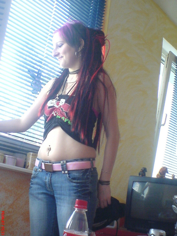 Неформалка с разноцветными волосами показала киску с пирсингом 4 фото Неформалка с разноцветными волосами показала киску с пирсингом 4 фото