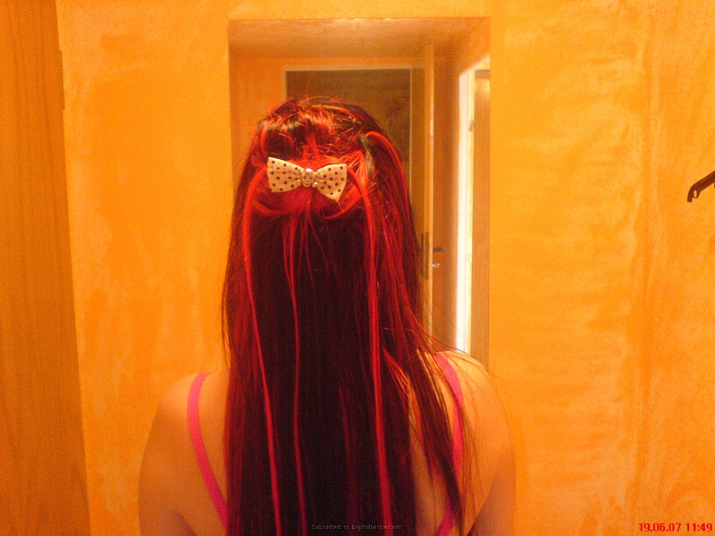 Неформалка с разноцветными волосами показала киску с пирсингом 2 фото Неформалка с разноцветными волосами показала киску с пирсингом 2 фото