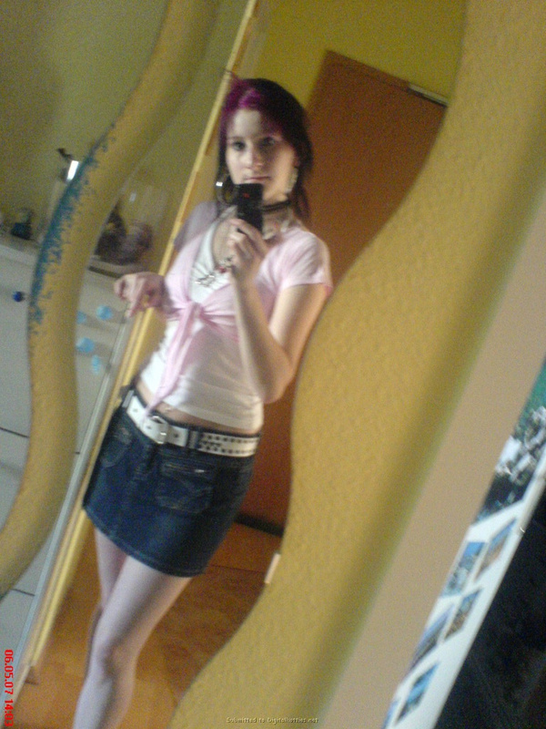 Неформалка с разноцветными волосами показала киску с пирсингом 22 фото Неформалка с разноцветными волосами показала киску с пирсингом 22 фото