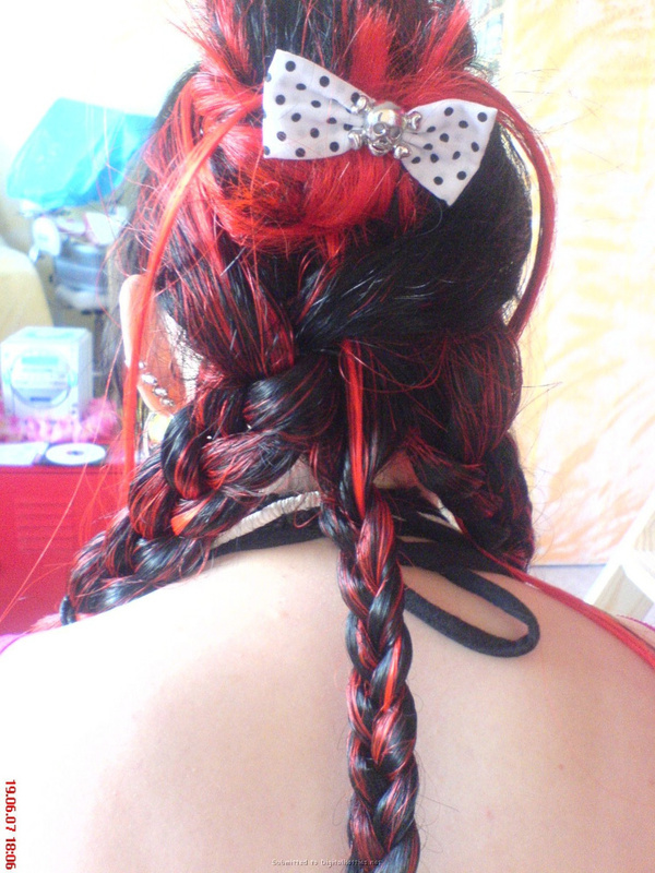 Неформалка с разноцветными волосами показала киску с пирсингом 9 фото Неформалка с разноцветными волосами показала киску с пирсингом 9 фото