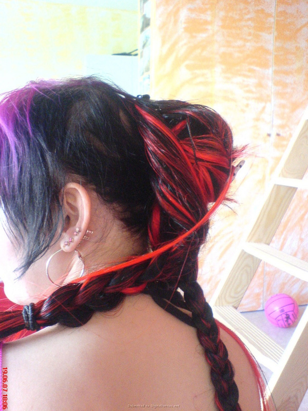 Неформалка с разноцветными волосами показала киску с пирсингом 11 фото Неформалка с разноцветными волосами показала киску с пирсингом 11 фото