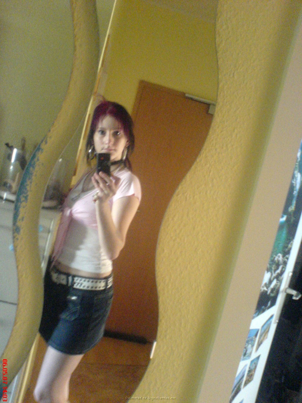 Неформалка с разноцветными волосами показала киску с пирсингом 21 фото Неформалка с разноцветными волосами показала киску с пирсингом 21 фото