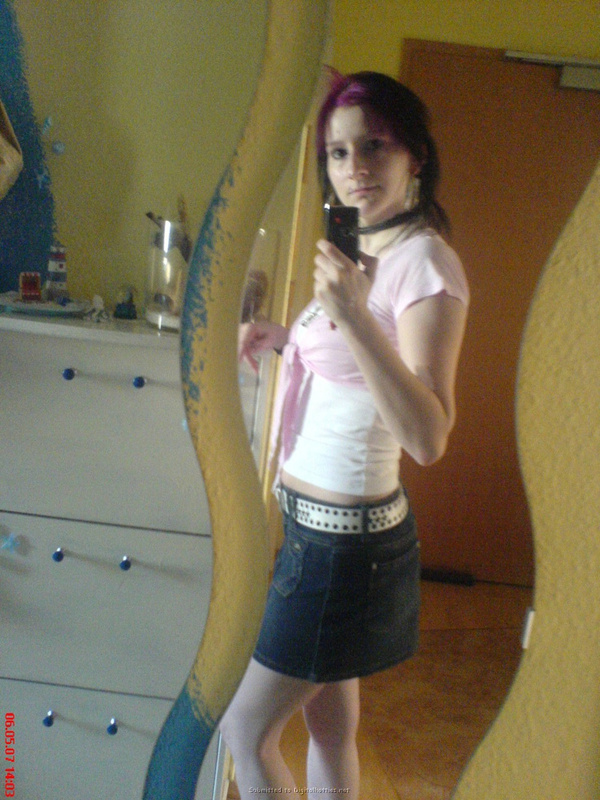 Неформалка с разноцветными волосами показала киску с пирсингом 23 фото Неформалка с разноцветными волосами показала киску с пирсингом 23 фото