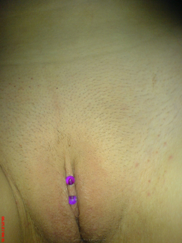 Неформалка с разноцветными волосами показала киску с пирсингом 14 фото Неформалка с разноцветными волосами показала киску с пирсингом 14 фото