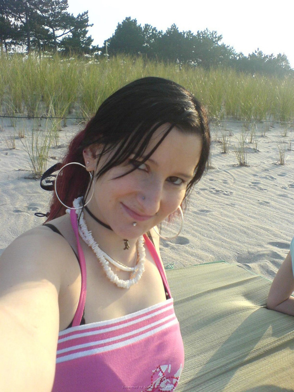 Неформалка с разноцветными волосами показала киску с пирсингом 25 фото Неформалка с разноцветными волосами показала киску с пирсингом 25 фото