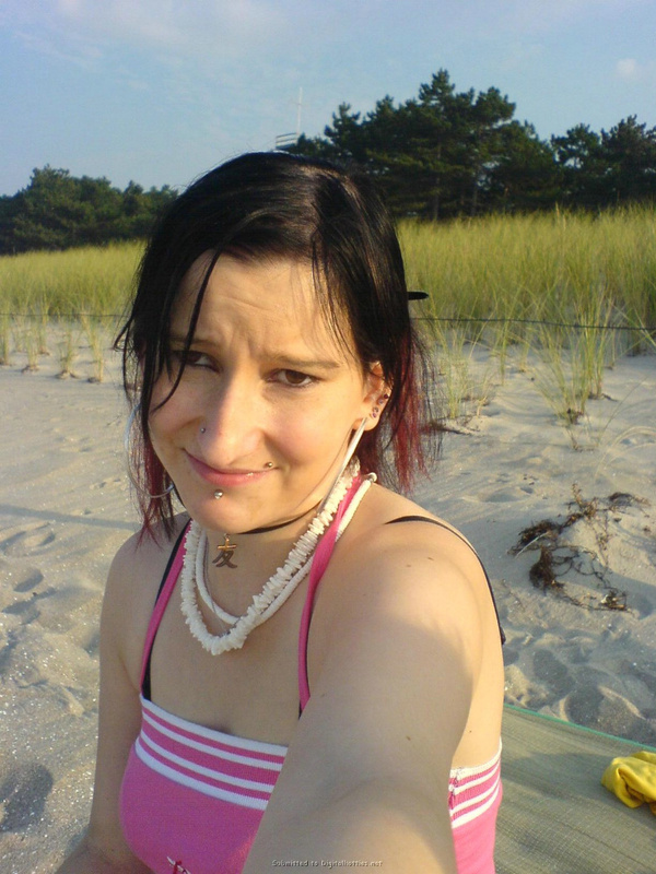 Неформалка с разноцветными волосами показала киску с пирсингом 24 фото Неформалка с разноцветными волосами показала киску с пирсингом 24 фото