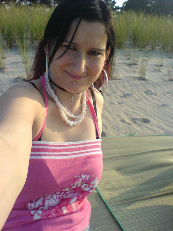 Неформалка с разноцветными волосами показала киску с пирсингом 26 фото Неформалка с разноцветными волосами показала киску с пирсингом 26 фото