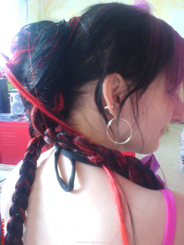 Неформалка с разноцветными волосами показала киску с пирсингом 10 фото Неформалка с разноцветными волосами показала киску с пирсингом 10 фото