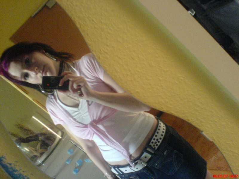 Неформалка с разноцветными волосами показала киску с пирсингом 20 фото Неформалка с разноцветными волосами показала киску с пирсингом 20 фото