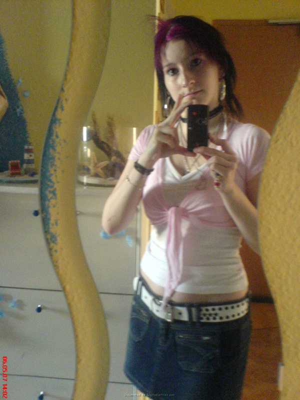 Неформалка с разноцветными волосами показала киску с пирсингом 19 фото Неформалка с разноцветными волосами показала киску с пирсингом 19 фото