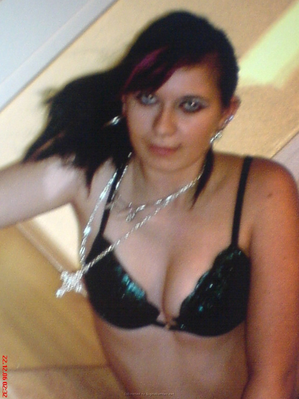 Неформалка с разноцветными волосами показала киску с пирсингом 27 фото Неформалка с разноцветными волосами показала киску с пирсингом 27 фото