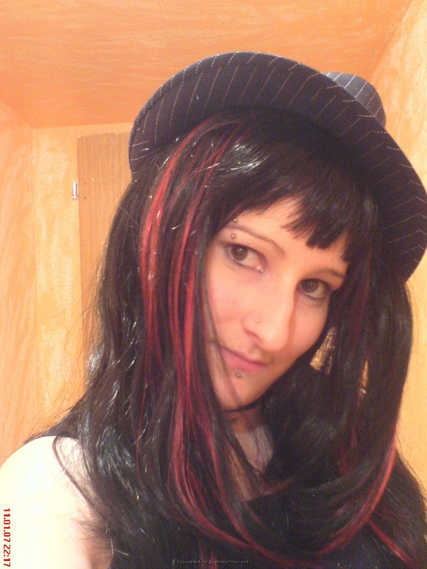 Неформалка с разноцветными волосами показала киску с пирсингом 29 фото Неформалка с разноцветными волосами показала киску с пирсингом 29 фото