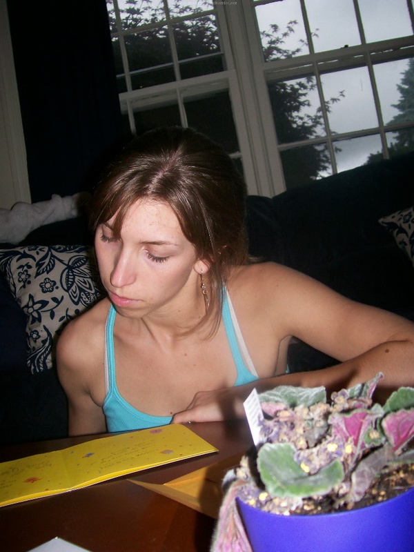 Молодая девка в нижнем белье стоит раком, оперевшись на стул 2 фото Молодая девка в нижнем белье стоит раком, оперевшись на стул 2 фото