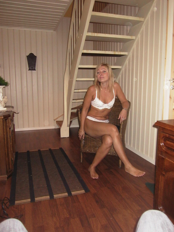 Беловолосая мамаша свободно разгуливает по дому голышом 2 фото Беловолосая мамаша свободно разгуливает по дому голышом 2 фото
