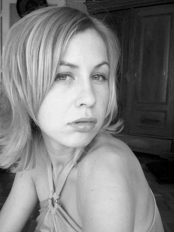 Стройная девица позирует летним днем на улице 2 фото Стройная девица позирует летним днем на улице 2 фото