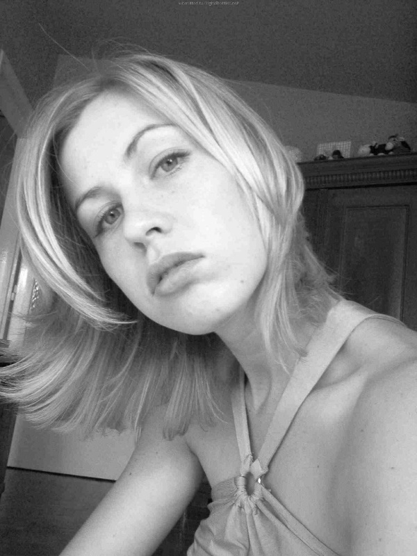 Стройная девица позирует летним днем на улице 1 фото Стройная девица позирует летним днем на улице 1 фото