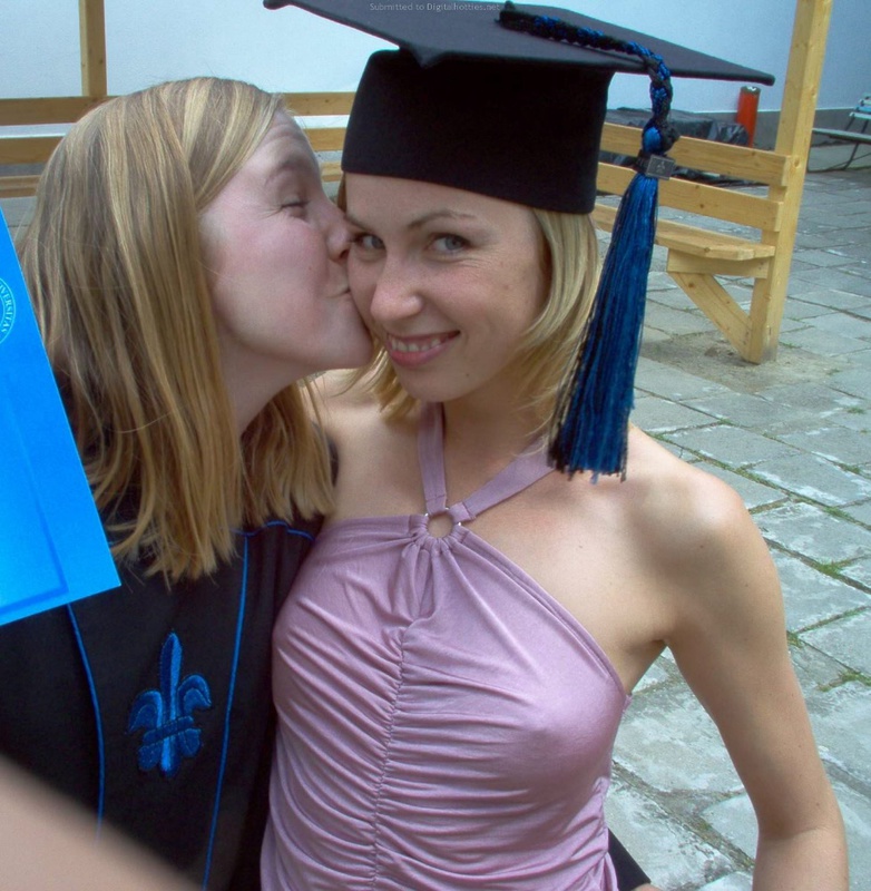 Стройная девица позирует летним днем на улице 12 фото Стройная девица позирует летним днем на улице 12 фото